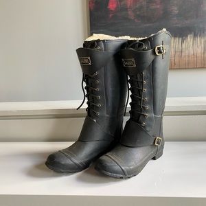 Black rain boots lined with shearling